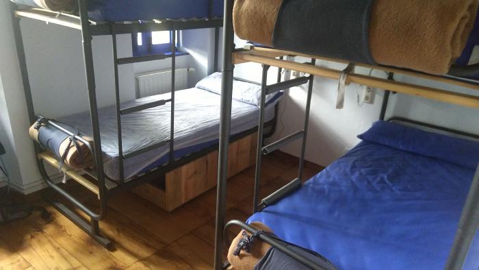 Ein Zimmer mit zwei Doppelstockbetten; alles ist spartanisch, aber sauber.