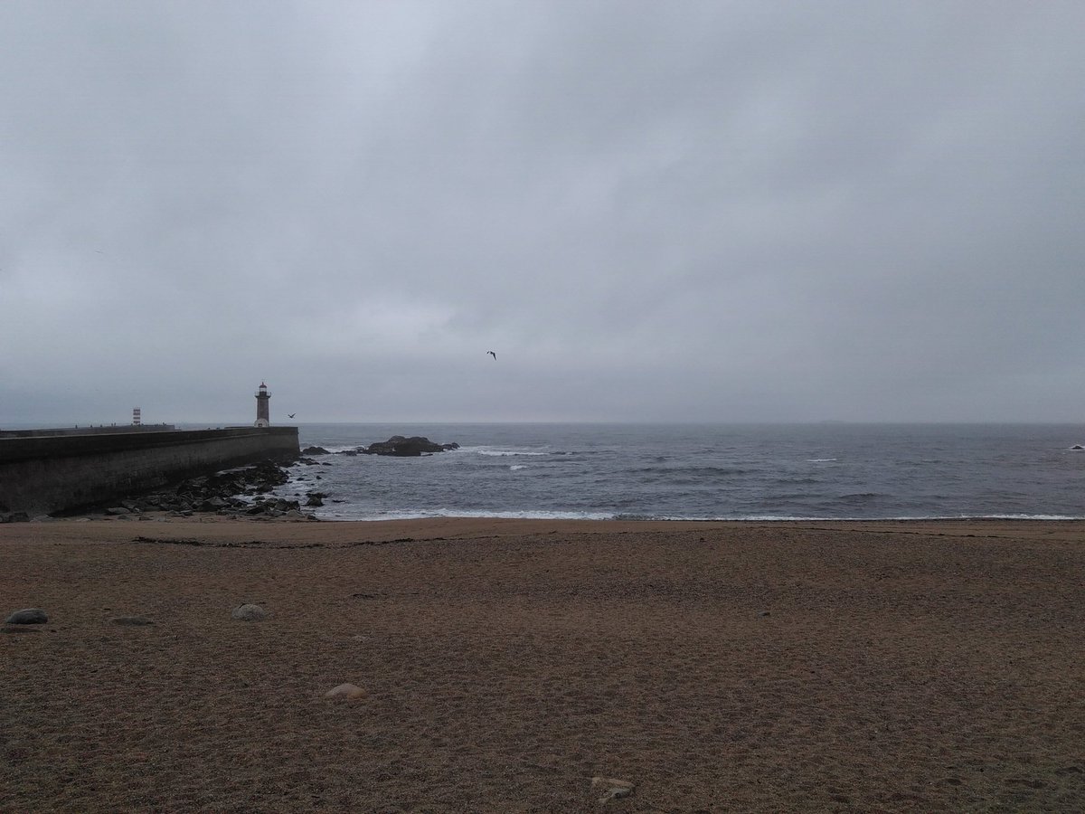 Not the time to be keck by the ocean. Regnerisches Wetter nahe Porto