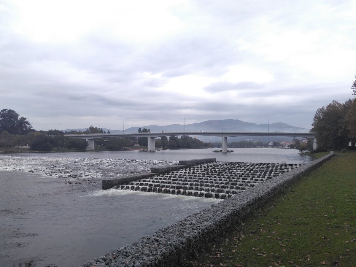 Ponte de Lima. Und die nassen Klamotten in der Wäscherei. Da das bis 6 dauert, wohl gestrandet. Kein Ärger angesichts de…