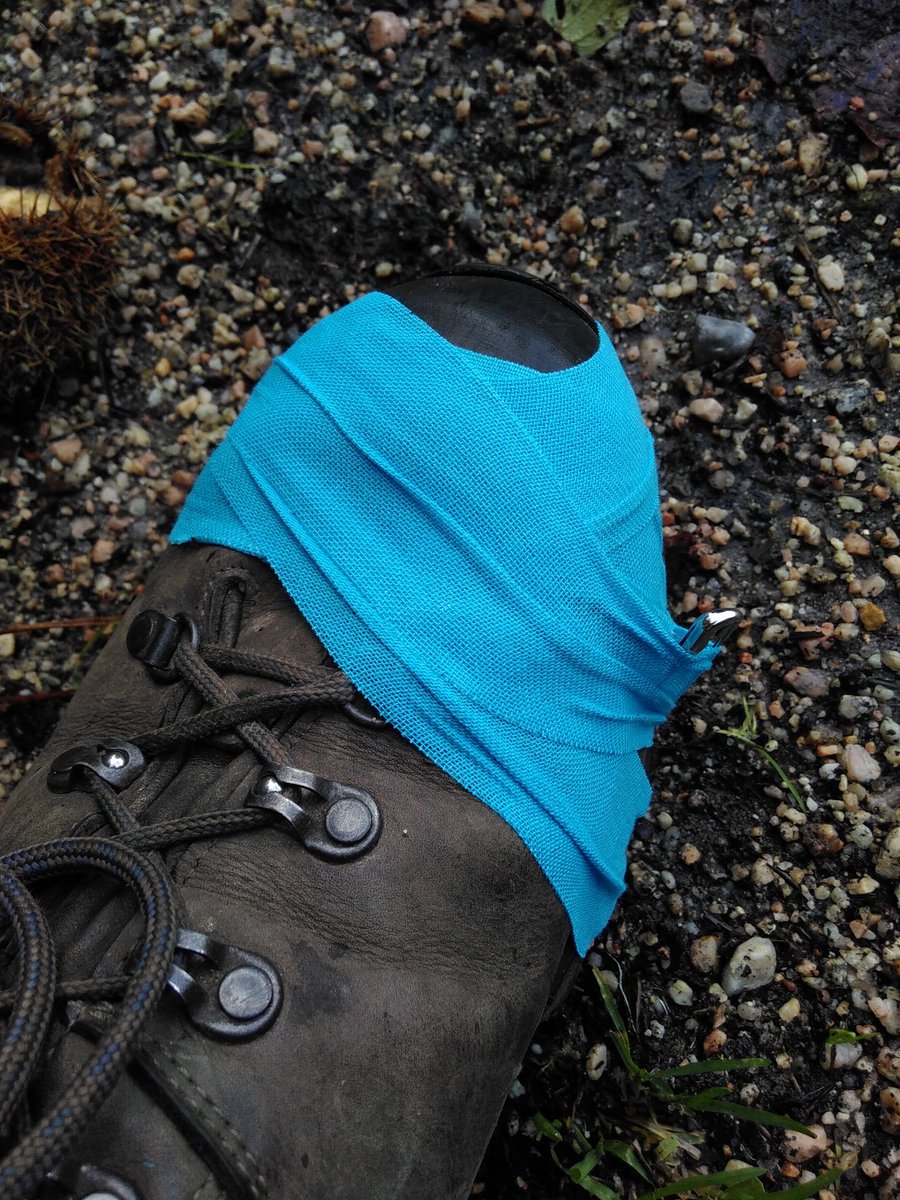 Sohle hat sich vom Schuh gelöst. Gefixt mit Kinesiotape. Nennt man wohl Schuhworkaround