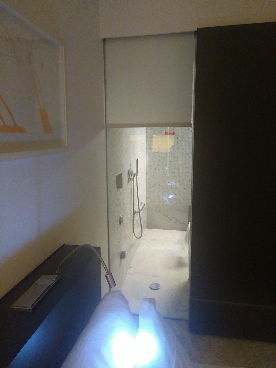 Die Dusche ist vom Schlafraum aus durch ein Glasfenster einsehbar. Diese 5-Sterne-Menschen sind komisch