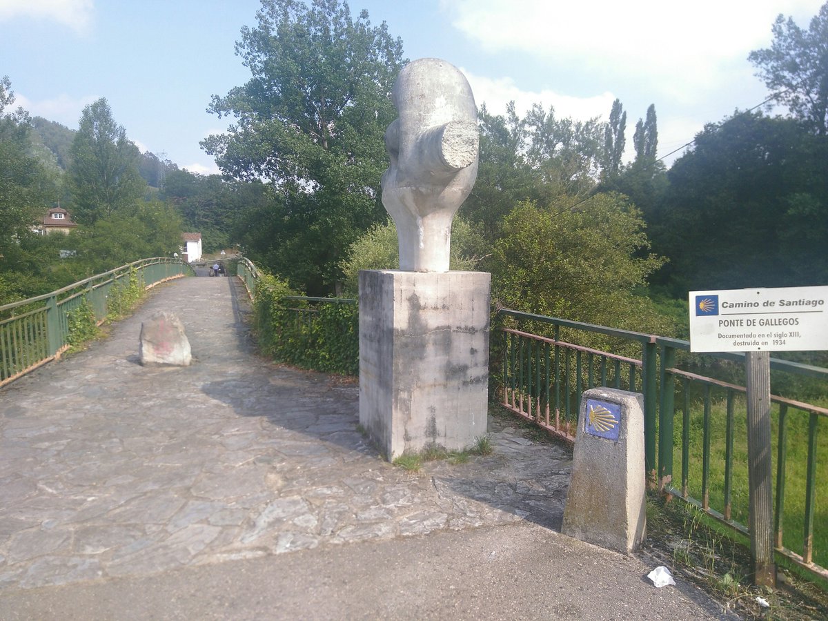 Nachdem die Ersatzausrüstung nach Hause geschickt wurde, wurden es schöne erste 25km. Diese Hórreos im 2. Bild sind hier…