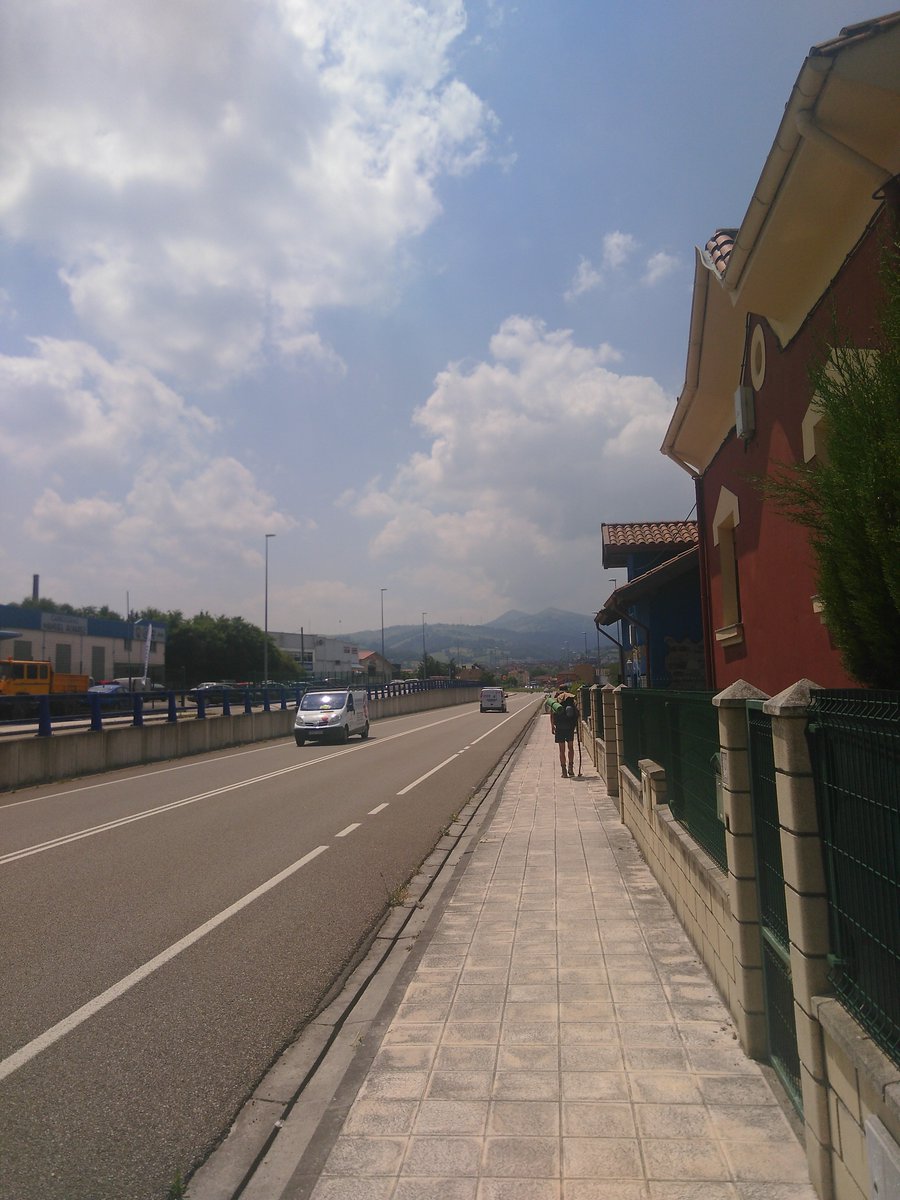 Nachdem die Ersatzausrüstung nach Hause geschickt wurde, wurden es schöne erste 25km. Diese Hórreos im 2. Bild sind hier…