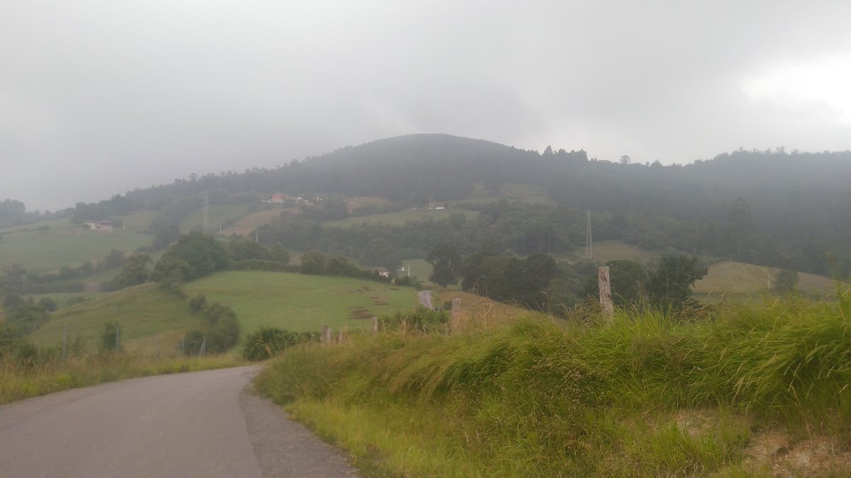 Hänge nun in Salas ab. Habe heute 500hm auf steinigen, aber wunderschönen Pfaden solide überlebt bei 22km. Was mich posi…