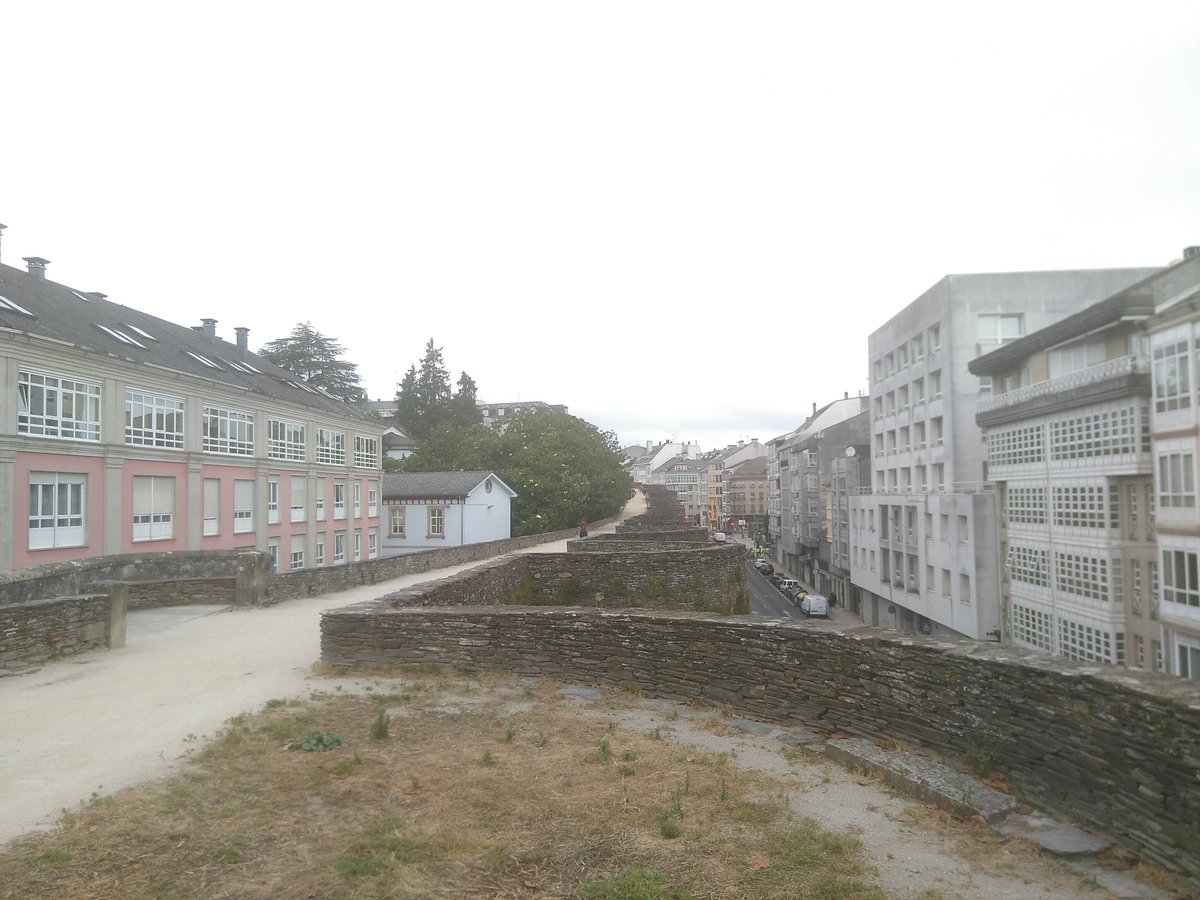 Nach einem Ruhetag im schönen Lugo - die Altstadt kann komplett auf einer Stadtmauer umrundet werden - nun auf dem Weg n…