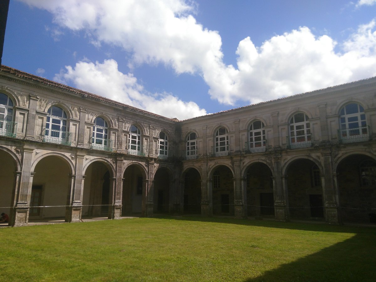 Gestern in Sobrado dos Monxes das erste Mal in einem Kloster genächtigt. Mit Klosterkater Maximilian. Mittlerweile nur n…