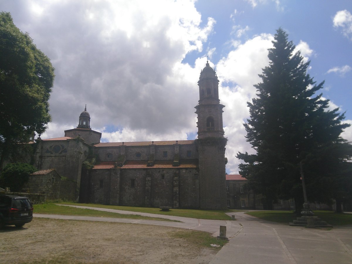 Gestern in Sobrado dos Monxes das erste Mal in einem Kloster genächtigt. Mit Klosterkater Maximilian. Mittlerweile nur n…