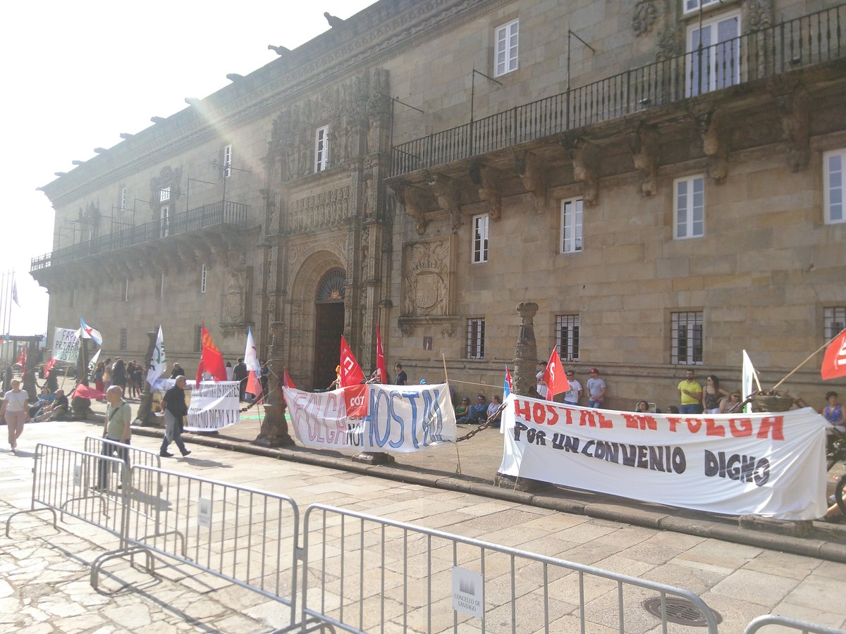 Wird voll hier. Und 'ne Demo gabs vorhin auch. Mal später gucken, wofür oder wogegen