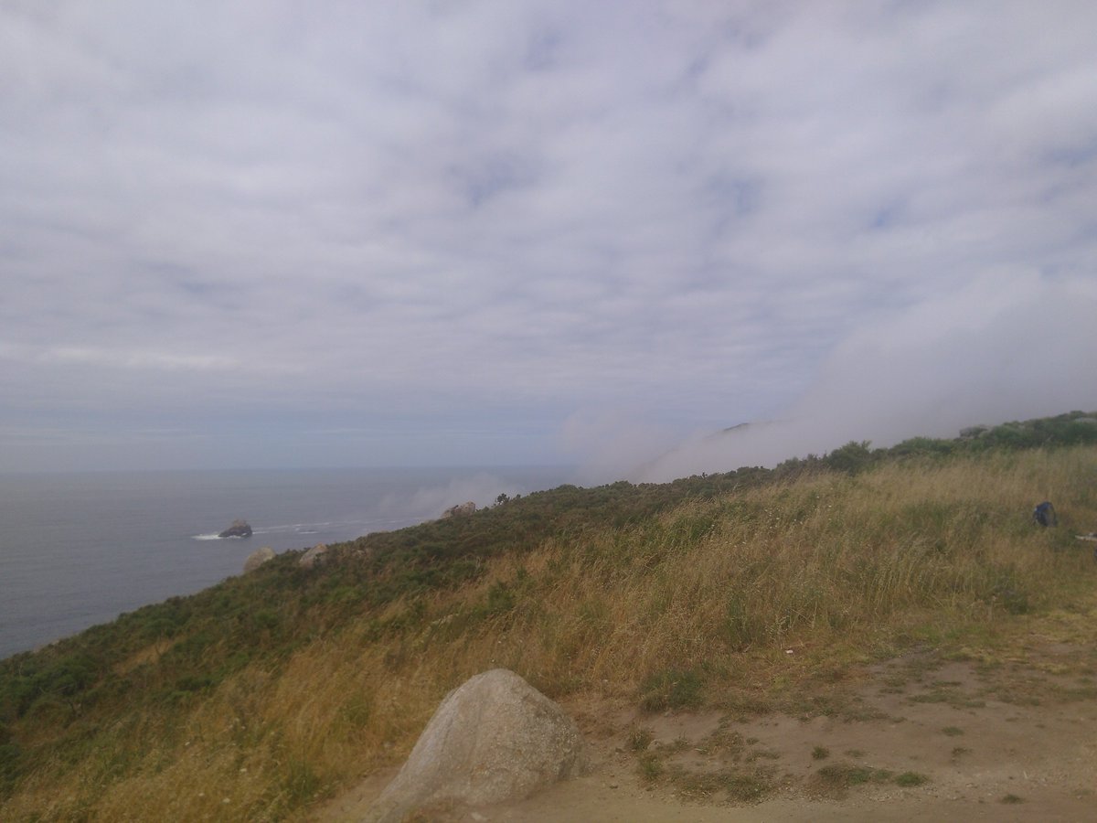 Heute noch von Muxia 30km nach Fisterre ans Ende der Welt gewandert. Konnte mich gerade noch so retten nicht von der Sch…