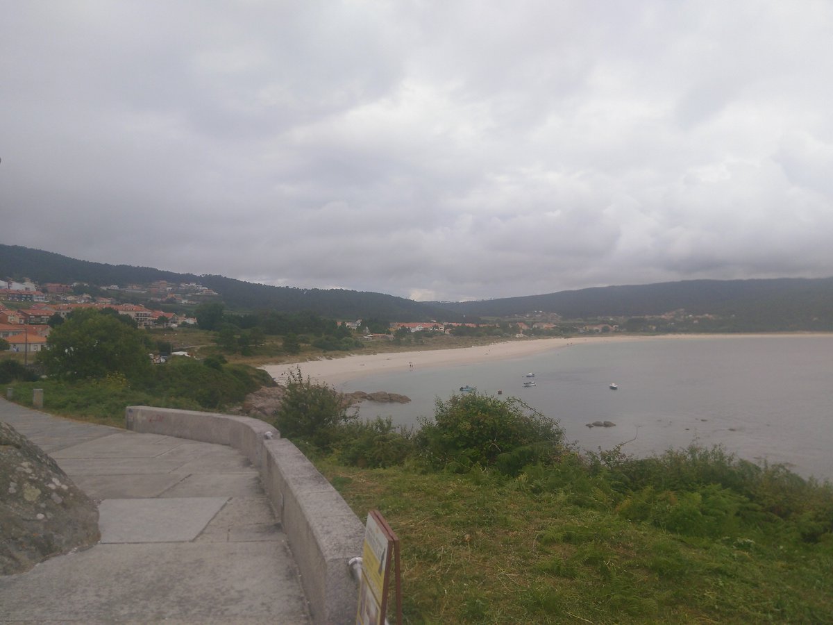 Heute noch von Muxia 30km nach Fisterre ans Ende der Welt gewandert. Konnte mich gerade noch so retten nicht von der Sch…