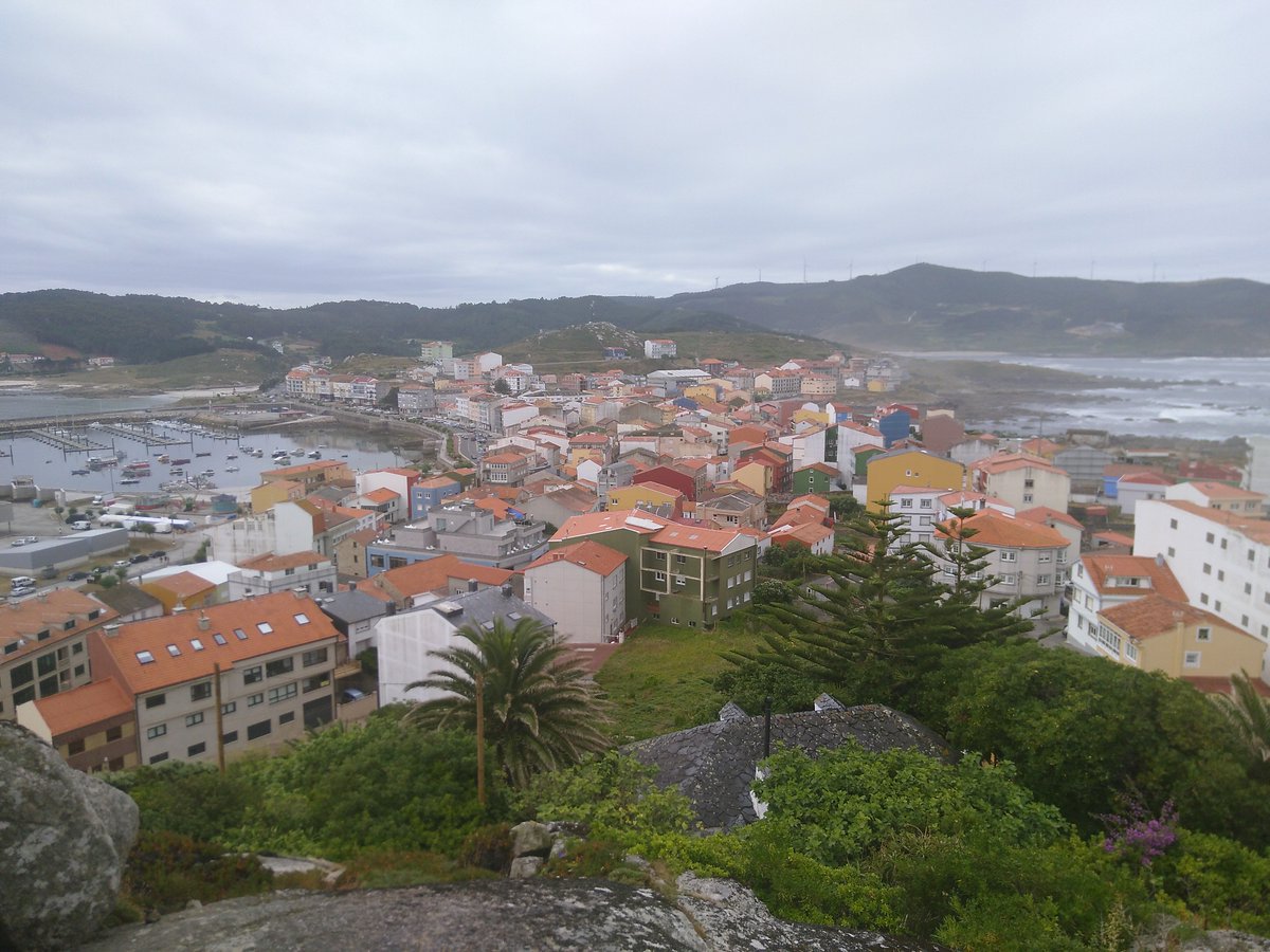Muxia vom Hausberg. Links Bucht und Hafen, rechts der Atlantik