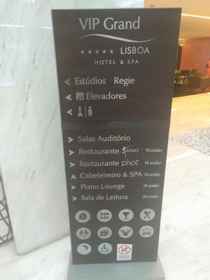 Webweiser eines Fünf-Sterne-Hotels in Lissabon, wie er häufig direkt hinter dem Eingang von großen Hotels steht. Mehrere Zieloptionen mit Richtungsanweisern sind zu lesen.