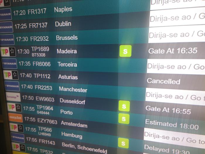 Ein Abflugtableau in einem Flughafen mit vielen Flügen. An einem davon steht ' Asturias - CANCELLED'
