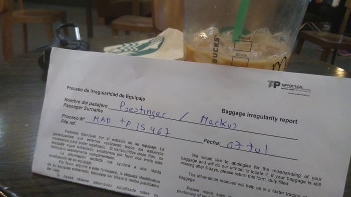 Ein Formular auf portugiesisch und englisch, um Gepäck als vermisst zu melden. Handschriftlich steht der Name des Autors, eine Identifikationsnummer und ein Datum darauf.