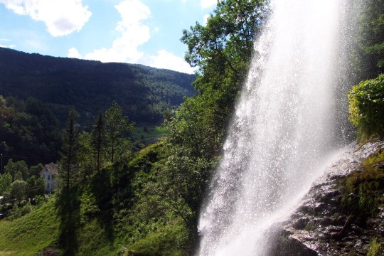 Unter einem Wasserfall