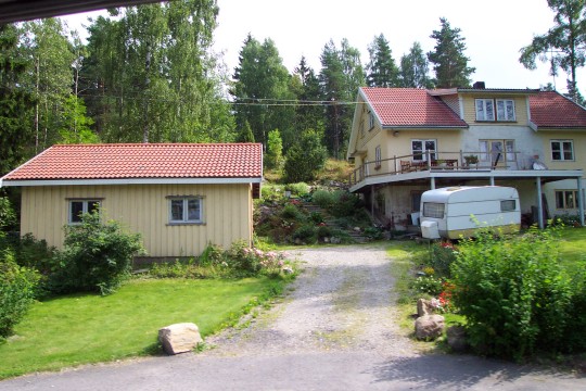 Häuser am Rande der Landstraße