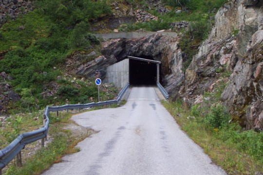Ein Tunnel — wie so häufig unbeleuchtet und klein