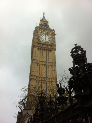 Der berühmte Big Ben fast genau von unten.