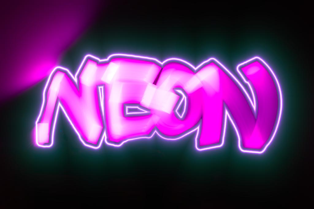 Ein fast komplett schwarzes Bild. Nur ein rosaner Schriftzug ist sichtbar, offensichtlich handgemalt mit einer Leuchtquelle; 'NEON' ist grob erkennbar. Er ist durch einen leuchtenden Schimmer umrahmt und glimmt noch leicht bläulich.