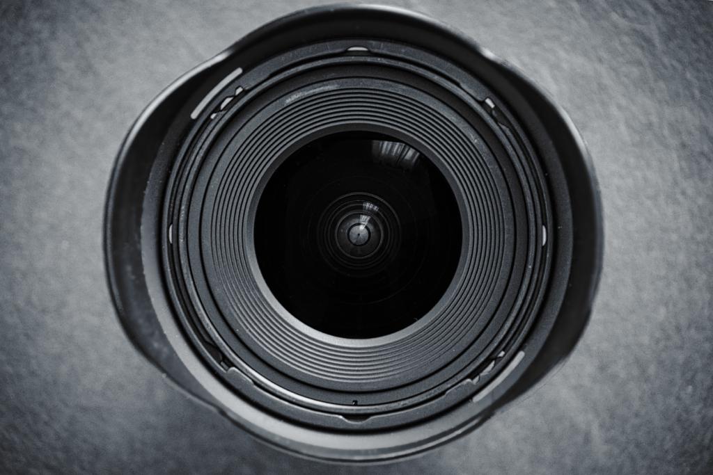 Ein Nahaufnahme-Bild eines Kameraobjektivs zeigt die verschiedenen Schichten und Ringe desselben.