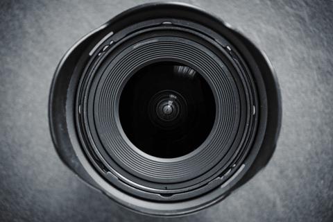 Ein Nahaufnahme-Bild eines Kameraobjektivs zeigt die verschiedenen Schichten und Ringe desselben.